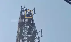 50 ఏళ్ల ప్రియురాలి కోసం టవరెక్కిన 30 ఏళ్ల యువకుడు