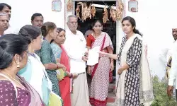 ఎన్యూమరేషన్ ఫారాల పంపిణీని పర్యవేక్షించిన కలెక్టర్..