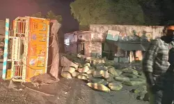 సిమెంట్ లారీ బోల్తా.. ఒకరు మృతి
