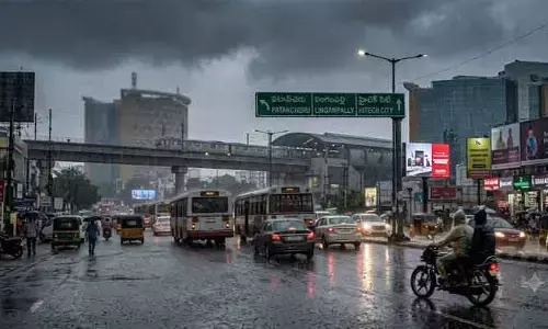 హైదరాబాద్‌ నగరాన్ని కామ్మెస్తున్న దట్టమైన మేఘాలు.. మరికొద్ది సేపట్లో భారీ వర్షం