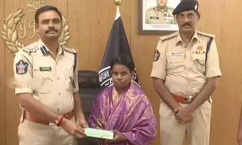తిరుమలలో నిజాయితీ చాటుకున్న హోటల్ క్యాషియర్