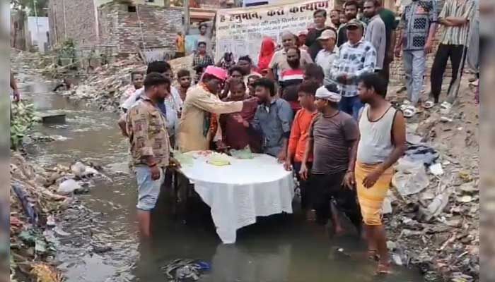 మురుగు కాలువలో బర్త్ డే వేడుకలు జరుపుకున్న కార్పొరేటర్