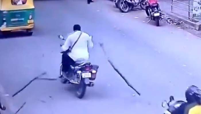 బైక్ పై వెళుతుంటే విరిగిపడ్డ చెట్టుకొమ్మ.. షాకింగ్ వీడియో వైరల్