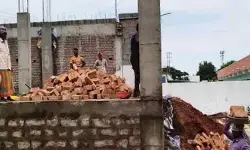 అయిజలో రూ.3 కోట్ల ప్రభుత్వ భూమి ప్రైవేటుపరం!