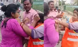 రోడ్డుపై చెత్త వేయొద్దన్నందుకు దారుణం.. పారిశుద్ధ్య కార్మికురాలి జుట్టు పట్టి కొట్టిన మహిళ!