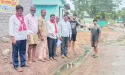 ఆరేకోడు తండాలో మురుగునీటి కాలువను పరిశీలిస్తున్న సీపీఎం బృందం