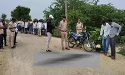 ద్విచక్ర వాహనంపై వెళ్తుండగా వ్యక్తి దారుణ హత్య.. క్షుద్రపూజలే కారణమా?