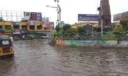పట్టణాలను ముంచెత్తిన భారీ వర్షాలు.. చెరువులను తలపిస్తున్న రోడ్లు