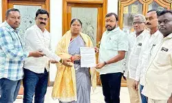 ములుగు జిల్లా రైస్ మిల్లర్ల సమస్యలు పరిష్కరించాలని మంత్రి సీతక్కకు వినతి