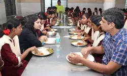 విద్యార్థినులకు యూనిఫామ్‌లు అందజేయాలి : కలెక్టర్ ఆశిష్ సంగ్వాన్