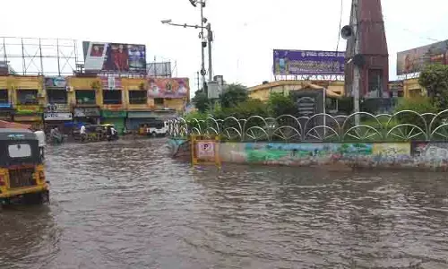 పట్టణాలను ముంచెత్తిన భారీ వర్షాలు.. చెరువులను తలపిస్తున్న రోడ్లు
