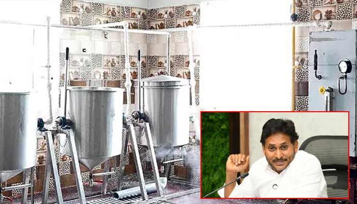‘స్మార్ట్ కిచెన్’ పేరుతో మధ్యాహ్న భోజన కార్మికుల పొట్ట కొడుతున్నారు: వైఎస్ జగన్