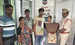పోగొట్టుకున్న బంగారాన్ని అప్పగించిన పోలీసులు