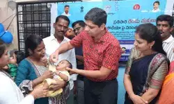 చిన్నారులకు పోలియో చుక్కలు వేసిన కలెక్టర్