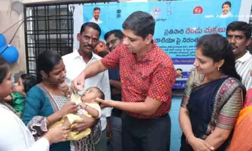 చిన్నారులకు పోలియో చుక్కలు వేసిన కలెక్టర్