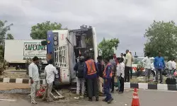 జాతీయ రహదారిపై బస్సు బోల్తా