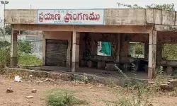 నిర్మించారు వదిలేశారు.. వాంకిడిలో నిరుపయోగంగా బస్‌స్టాప్