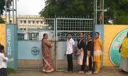 పెండింగ్ బిల్లులు ఇవ్వలేదని ప్రభుత్వ పాఠశాలకు తాళం వేసిన కాంట్రాక్టర్