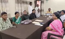 ‘గ్రీవెన్స్ డే’కి హాజరైన వివిధ శాఖల అధికారులు