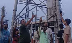 ‘టవర్ ఉంది.. సిగ్నల్ లేదు’.. జియో సేవలపై గ్రామస్తుల వినూత్న నిరసన