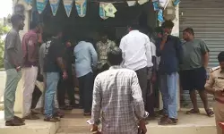 పెస్టిసైడ్స్ దుకాణం ముందు మృతదేహంతో ఆందోళన
