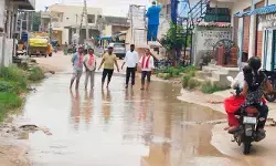చెరువులను తలపిస్తున్న నాంపల్లి రోడ్లు