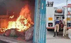 తుంగభద్ర తీరంలో అగ్నిప్రమాదం.. హోటల్ గోదాం దగ్ధం