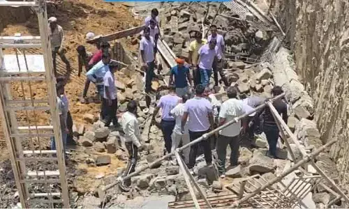 ఘోర ప్రమాదం:ప్రహరీ గోడ కూలి ముగ్గురు మృతి..!