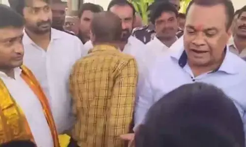 రాజగోపాల్ రెడ్డి దానకర్ణుడు.. ఆయన ఉండగా నేనేం చేయగలను: మంత్రి కోమటిరెడ్డి
