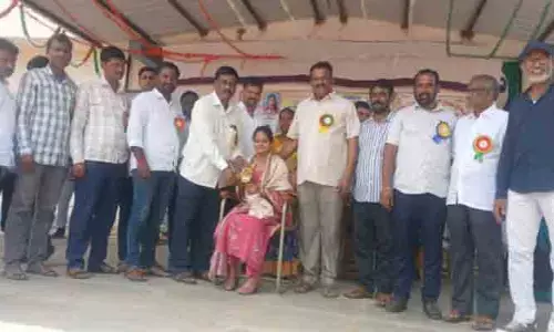 చదువుకునే వయసులో కవులుగా మారడం గర్వించదగ్గ విషయం