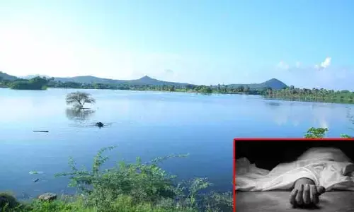 హత్యా.. ఆత్మహత్యనా..?: చెరువులో బైకుకు తాళ్లతో కట్టిన రెండు మృతదేహాలు