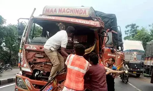 అన్నవరం వెళ్తుండగా విషాదం.. భర్త కళ్లెదుటే రెండు వాహనాల మధ్య భార్య దుర్మరణం