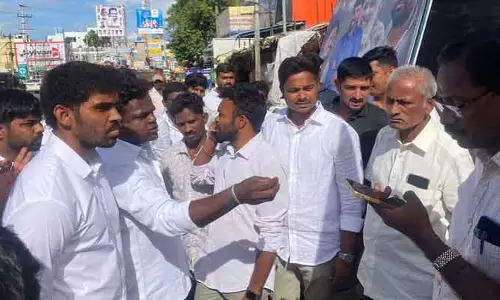 తిరుచానూరులో ఫ్లెక్సీల వివాదం.. ఉద్రిక్తత