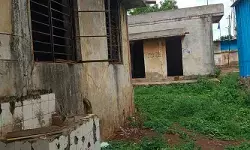 ప్రయాణ ప్రాంగణంలో మరుగుదొడ్ల కరువు..!