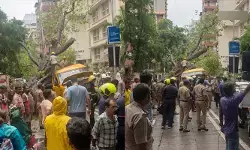 Accident: ముంబై మహానగరంలో ఘోరం.. స్కూల్ బస్సుపై కూలిన భారీ వృక్షం