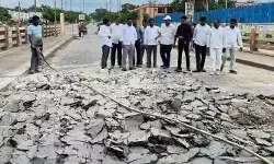 గోధుమ వాగు బ్రిడ్జి పై గుంతలకు మరమ్మత్తులు : మేయర్