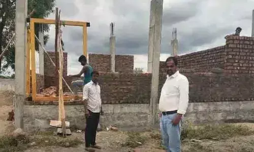 మహిళా సమాఖ్య భవన నిర్మాణం పనులను పరిశీలించిన ఏఈ