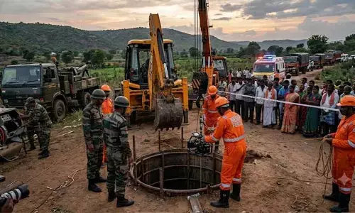బోరుబావిలో పడిన చిన్నారి.. ఆర్మీ, NDRF హై రెస్క్యూ ఆపరేషన్