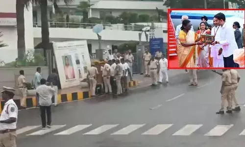 విశాఖలో రాష్ట్రపతి కాన్వాయ్‌ దగ్గర హైటెన్షన్‌
