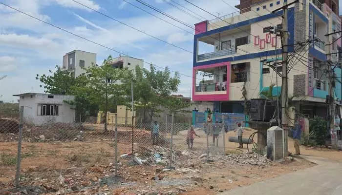 పార్కు స్థలానికి హైడ్రా ఫెన్సింగ్ పార్కు స్థలానికి హైడ్రా ఫెన్సింగ్