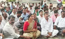 జొన్న రైతులతో కలెక్టరేట్ వద్ద ధర్నా...