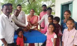 అన్నట్టుగానే.. విద్యార్థులకు రూ.1000 నజరానా..! అన్నట్టుగానే.. విద్యార్థులకు రూ.1000 నజరానా..!
