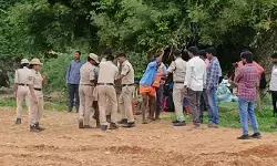 జేసీబీలతో పంటల ధ్వంసం.. ఫార్మా భూముల స్వాధీనం జేసీబీలతో పంటల ధ్వంసం.. ఫార్మా భూముల స్వాధీనం