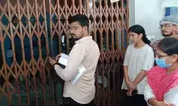 ఖారాలో బల్లి ఘటన.. స్వీట్ షాప్కు తాళం వేసిన ఫుడ్ సేఫ్టీ అధికారులు ఖారాలో బల్లి ఘటన.. స్వీట్ షాప్కు తాళం వేసిన ఫుడ్ సేఫ్టీ అధికారులు