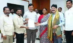 మా ప్రాంతాలకు ఇందిరమ్మ ఇండ్లు ఇవ్వండి: గిరిజన ప్రజాప్రతినిధుల బృందం