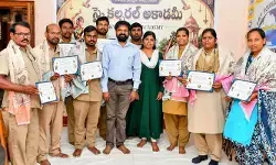 నిశ్శబ్ద సేవకులకు దక్కిన గౌరవం.. పోస్టల్ వర్కర్లకు ‘స్కై ఫౌండేషన్’ ఘన సత్కారం నిశ్శబ్ద సేవకులకు దక్కిన గౌరవం.. పోస్టల్ వర్కర్లకు ‘స్కై ఫౌండేషన్’ ఘన సత్కారం