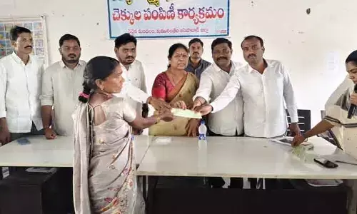 రెబ్బెనలో కళ్యాణ లక్ష్మి, షాదీ ముబారక్ చెక్కుల పంపిణీ