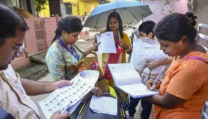 సర్లో ఉత్తరాది సంప్రదాయం.. పేరు తర్వాత ఇంటిపేరు ఏంటని దక్షిణాదీల విమర్శలు సర్లో ఉత్తరాది సంప్రదాయం.. పేరు తర్వాత ఇంటిపేరు ఏంటని దక్షిణాదీల విమర్శలు