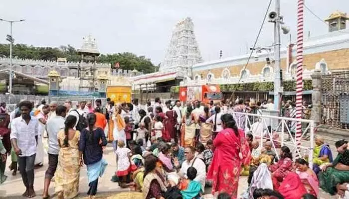 తిరుమలలో స్వల్పంగా తగ్గిన భక్తుల రద్ధీ.. సర్వదర్శనానికి 8 గంటల సమయం తిరుమలలో స్వల్పంగా తగ్గిన భక్తుల రద్ధీ.. సర్వదర్శనానికి 8 గంటల సమయం