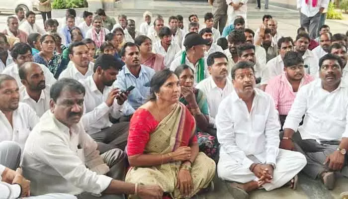 జొన్న రైతులతో కలెక్టరేట్ వద్ద ధర్నా... జొన్న రైతులతో కలెక్టరేట్ వద్ద ధర్నా...